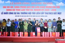 范明正总理向清化省钵默（Bát Mọt）乡和安仁乡贫困户赠送礼物。