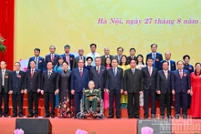 苏林总书记和各位代表合影。