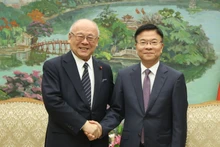 越南政府副总理黎成龙会见日越友好议员联盟特别顾问武部勤。（图片来源：baochinhphu.vn）