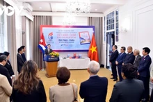 《越南—古巴：65年友谊同心脉动》特刊发布仪式。（图片来源：vov.vn）