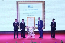 谅山联合国教科文组织世界地质公园证书授证仪式。（图片来源：越通社）