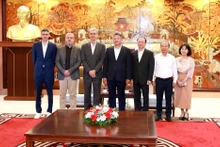 双方代表合影。（图片来源：hanoi.gov.vn）