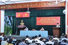 越南国家主席梁强同古芝和旭门两县选民进行接触交流。