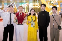 电影《红雨》的演员在2025年秋季博览会与观众互动。