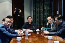 越南政府总理范明正从南非主持召开关紧急视频会议。