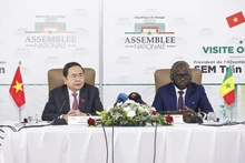 越南国会主席陈青敏与塞内加尔国民议会议长马利克·恩迪亚耶举行会谈。