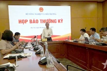 冯德进副部长在农业与环境部例行记者会上发表讲话。（图片来源：qdnd.vn）