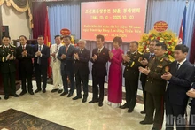 双方代表合影。