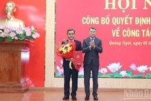 越共中央政治局委员、中央书记处书记、中央组织部部长黎明兴向越共中央委员、民族与宗教部常务副部长胡文年颁发任命书。
