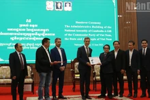 越南援建的柬埔寨国会行政办公楼移交仪式。