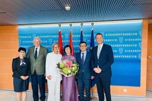 越南驻奥地利大使武黎太黄,下奥地利州州长约翰娜·米克尔-莱特纳和双方代表合影。