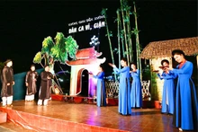 义安省威任民歌表演。(图片来源:tapchisonglam.vn)