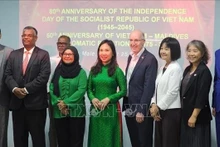郑氏心大使和各位代表合影。（图片来源：越通社）