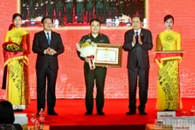 国会主席陈青曼和政府副总理胡国勇向取得优异成就的团体和个人颁发政府总理的奖状。