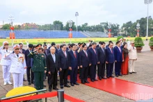 党和国家领导、前领导人缅怀胡志明主席。