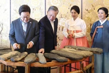 苏林总书记与夫人向韩国总统李在明和夫人介绍越南石琴艺术。