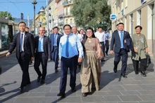 越南政府总理范明正与夫人一行参观尼斯老城区。（图片来源：越通社）