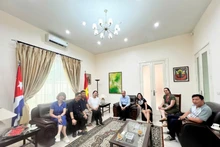 摄制组与古巴驻越南大使馆会面。（图片来源：越南电视台）