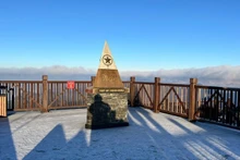 2025年圣诞节霜冰覆盖番西邦峰。（图片来源：baomoi.com）