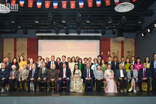 范明正总理和旅居法国越南人社团代表、越南驻法国大使馆官员合影。