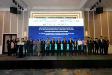 与会代表合影。(图片来源:kinhtedothi.vn)