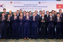 苏林总书记和韩国一些大型集团领导人合影。