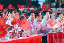 越南国家主席梁强在河内会场出席”黄金时机“特别政论艺术电视连线节目。