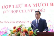 何光忠同志发表讲话。