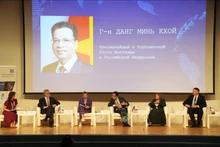 邓明魁大使发表讲话。（图片来源：越通社）