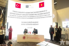 《越南社会主义共和国国防部与土耳其共和国国防部防务合作协议》签署仪式。（图片来源：qdnd.vn）