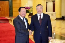 越共中央宣教与民运部部长郑文决和中共中央宣传部部长李书磊。（图片来源：qdnd.vn）