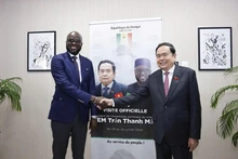 塞内加尔国民议会议长马利克·恩迪亚耶欢迎越南国会主席陈青敏到访。