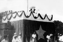1945年9月2日，胡志明主席在河内巴亭广场宣读《独立宣言》，宣布越南民主共和国成立。（图片来源：越通社）