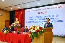 越共中央书记处常务书记陈锦秀主持会议。