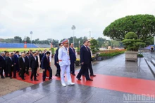 党和国家领导、前领导人入陵瞻仰胡志明主席遗容。
