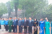 河内市领导代表团缅怀列宁领袖。