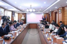 新闻发布会场景。