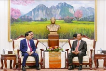 老挝人民革命党中央政治局委员、中央书记处常务书记维莱·拉坎丰上将会见越共中央委员、越南公安部副部长、越老公安合作会议主席黎国雄上将。（图片来源：越通社）