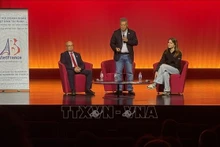 法国越南企业家协会主席阮海南在研讨会上与学生们交流。（图片来源：越通社）