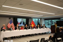 出席研讨会的各位演讲者。（图片来源：越通社）