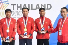 越南文化体育与旅游部领导向参赛的游泳队运动员表示祝贺。