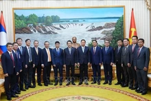 双方代表合影。（图片来源：越通社）