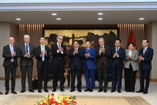 双方代表合影。