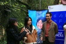 法国驻越南大使馆代表向学生们介绍电影节。