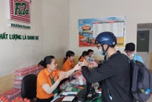 乘客在芳庄客运股份公司售票处购买车票。