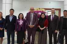 萨沙博士、联合国人口基金代表以及越南卫生部干部人员合影。