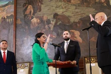 委内瑞拉副总统德尔西·罗德里格斯宣誓就任临时总统。（图片来源：越通社）