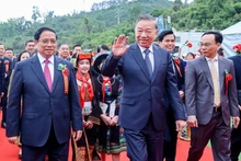 苏林总书记、范明正总理和各位代表强旺谅山省同登乡同登九年一贯制寄宿学校出席2026年陆地边境各乡九年一贯制寄宿学校同步动工仪式。（图片来源：giaoducthoidai.vn）