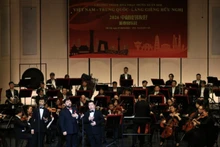 越中两国著名艺术家参加演出。