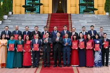 国家主席梁强，各位代表和新任驻外大使合影。